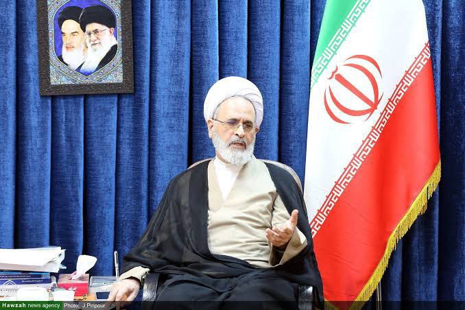 🇮🇷 Ajatolláh Alireza Arafi vstoupil do íránské vládní rady, která dočasně řídí zem...