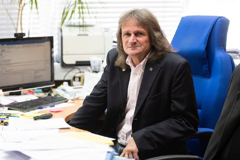 🇨🇿Akademický senát VŠE v Praze dnes umožnil rektorovi univerzity Petru Dvořákovi odvolat...