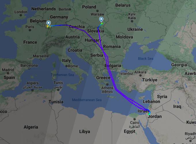 Americký vojenský transportní letoun C-17A odstartoval z letecké základny Ramstein (Německo) n...