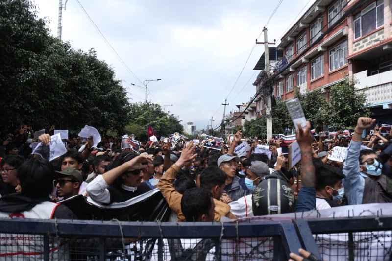 🚨🇳🇵 Armáda Nepálu evakuuje ministry uprostřed rozsáhlých protestů Záběry ukazují p... 🚨🇳🇵 Armáda Nepálu evakuuje ministry uprostřed rozsáhlých protestů Záběry ukazují p...