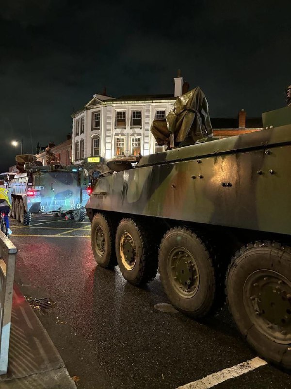 Armádní obrněná vozidla jsou rozmístěna v ulicích Dublinu.Bezpečnostní složky se snaží p...