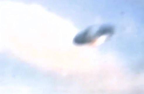 ⚡️Bill Herrmann pořídil tyto fotografie plovoucího kovového disku poblíž letecké základn...