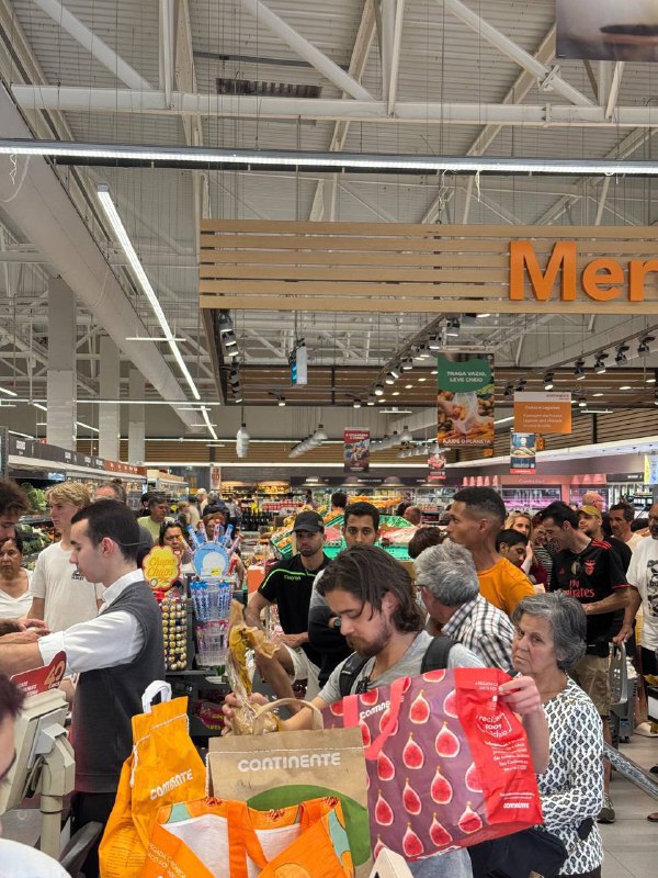 📍Blackout ve Španělsku a Portugalsku trvá již více než 8 hodin.— Obchody jsou již vyprod...