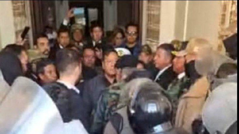 Bolivijský prezident Luis Arce se setkal s vůdcem vojenského převratu, generálem Zunigou, v jeh...
