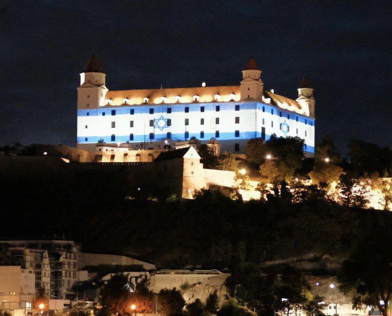 🇸🇰🇮🇱Bratislavský hrad nasvícen v barvách izraelské vlajky.