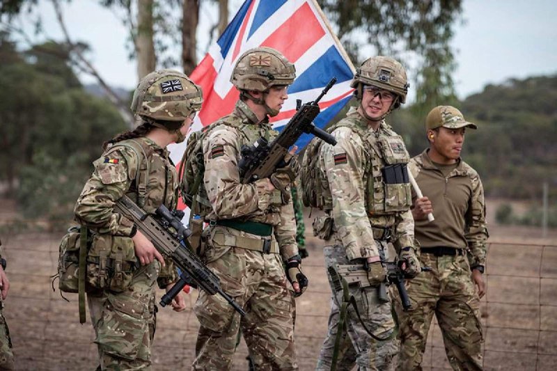 Britští vojáci by měli být vysláni na Ukrajinu, uvedli bývalí ministři obrany královstvíS...