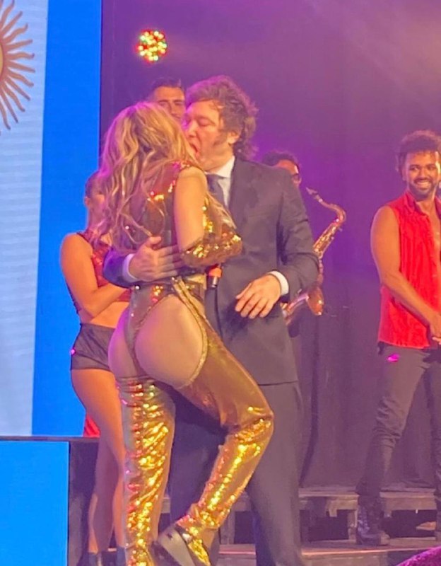 🆒🇦🇷Budoucí první dáma Argentiny, pohled zezaduArgentinský prezident Javier Milei přije...