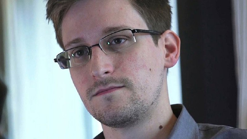 Bývalý zaměstnanec CIA Edward Snowden oznámil jemu známá fakta týkající se paralelní civil...