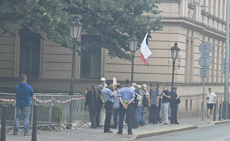 Český odboj v "plné kráse". Dnes před Úřadem vlády. To se papaláši nasmáli u pr...