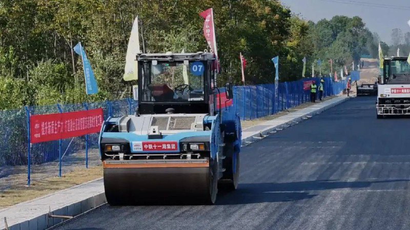 🇨🇳 Čína dokončuje první projekt plně bezpilotní silnic - dálnic  pomocí dronů a robot...