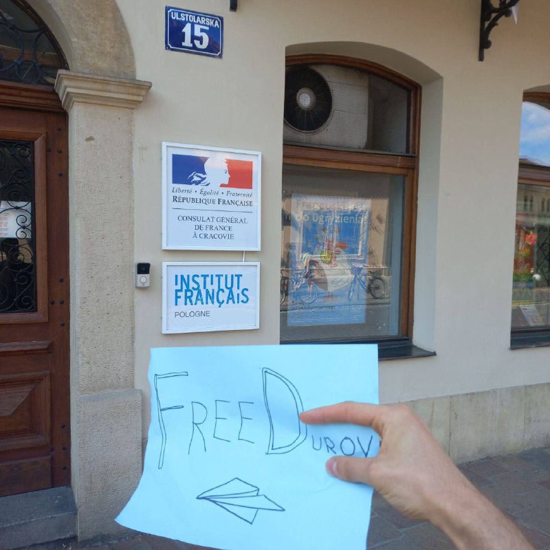 Demonstrace na podporu Pavla Durova se konají v několika zemích světa na francouzských ambasád...