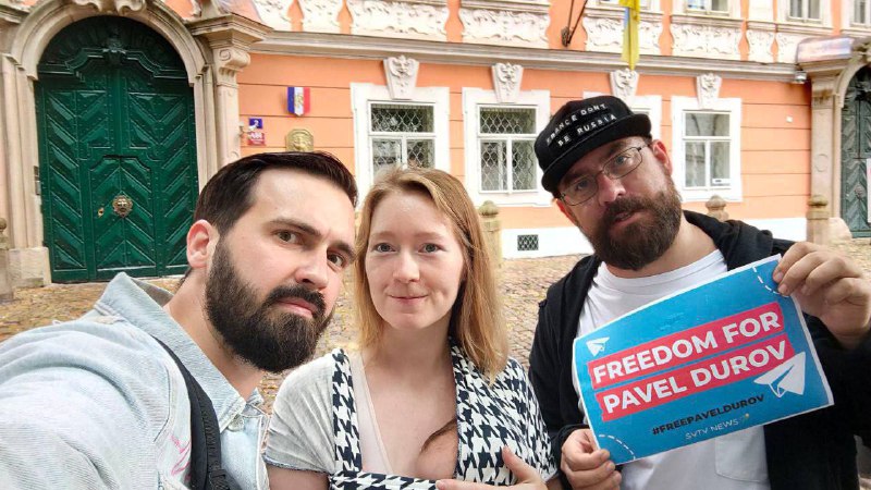 Demonstrace na podporu Pavla Durova se konají v několika zemích světa na francouzských ambasád...