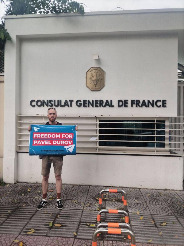 Demonstrace na podporu Pavla Durova se konají v několika zemích světa na francouzských ambasád...