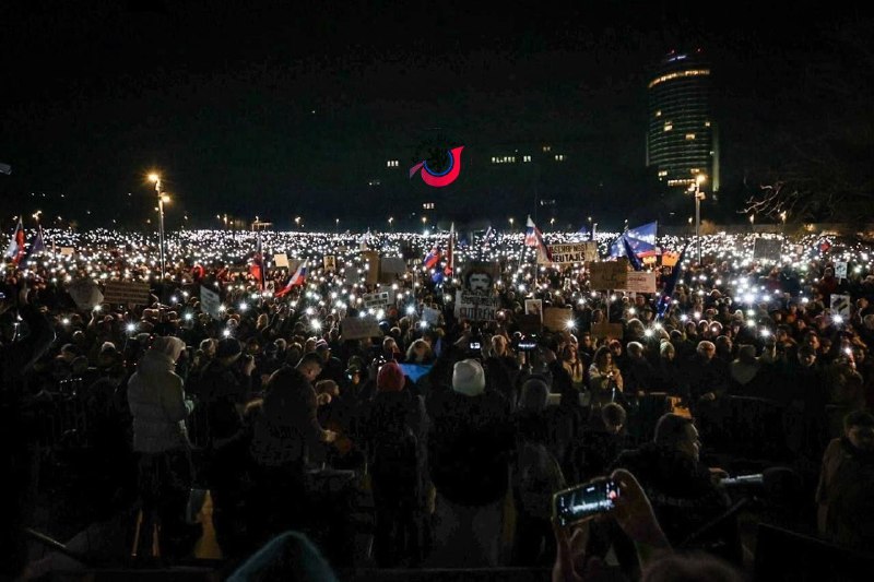 .,,Demonstrace za proevropské směřování země"Na Slovensku vzplane Majdan podle klasickéh...