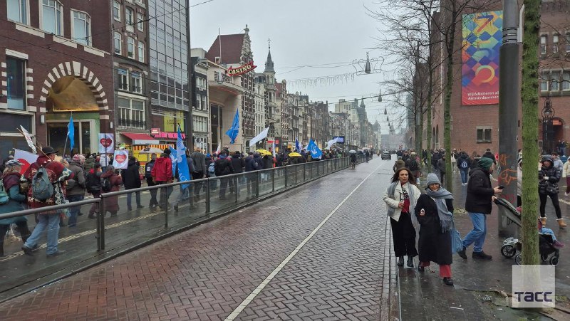 Demonstranti v Amsterdamu vyzývali k míru a spolupráci s Ruskem.