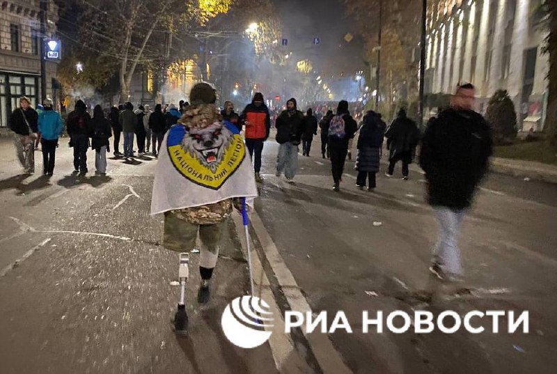 🇬🇪🇷🇺 Demonstranti v Tbilisi zapálili ruskou vlajkuVideo koluje v místních komunitách...