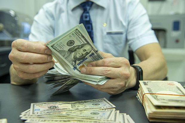 Do konce roku může dolar stoupnout na 130 rublů, uvedl ekonom Igor Lipsits.K finančním změnám...