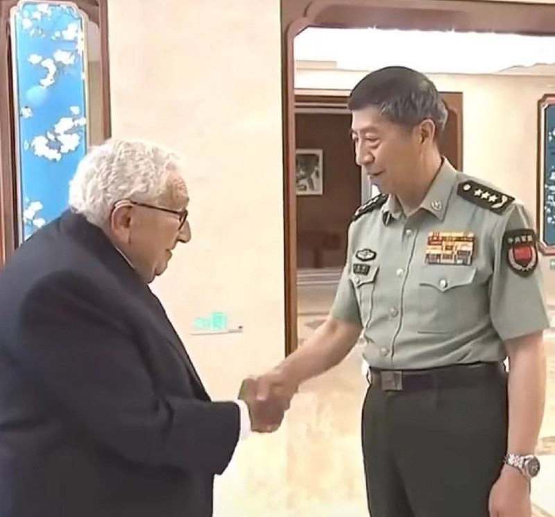 Docela neobvyklé: čínský ministr obrany Li Shangfu se setkal se 100letým Henrym Kissingerem.Sha...