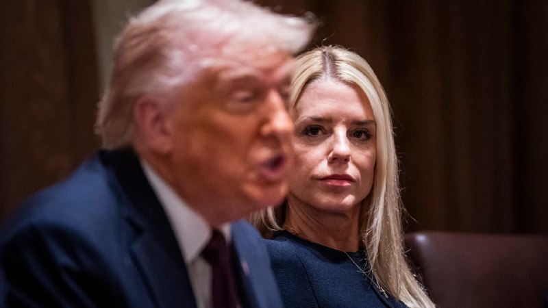 🚨 DOJ ČISTKA: PŘES 20 TRUMPOVÝCH PROKURÁTORŮ VYHOZENOMinistryně spravedlnosti Pam Bondiová...