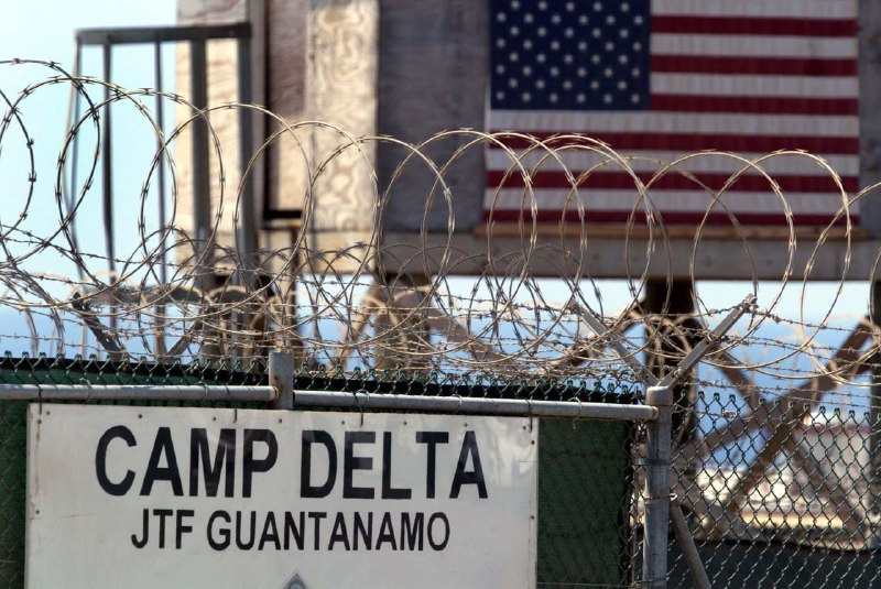 Donald Trump oznámil vytvoření detenčního centra s 30 000 lůžky v zálivu Guantánamo, které...