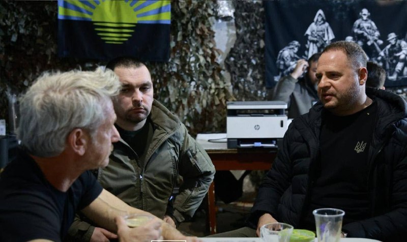 ‼️🇺🇦😂 Ermak, který slíbil odejít na frontu, tam přijel spolu s hollywoodským herce... ‼️🇺🇦😂 Ermak, který slíbil odejít na frontu, tam přijel spolu s hollywoodským herce...