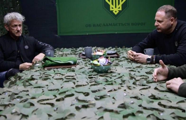 ‼️🇺🇦😂 Ermak, který slíbil odejít na frontu, tam přijel spolu s hollywoodským herce... ‼️🇺🇦😂 Ermak, který slíbil odejít na frontu, tam přijel spolu s hollywoodským herce...