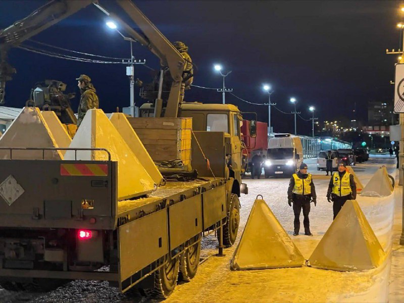 Estonsko zahájilo přípravy na uzavření hranic s Ruskem.Na hranici v Narvě se instalují betono...