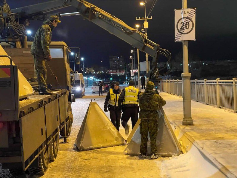 Estonsko zahájilo přípravy na uzavření hranic s Ruskem.Na hranici v Narvě se instalují betono...