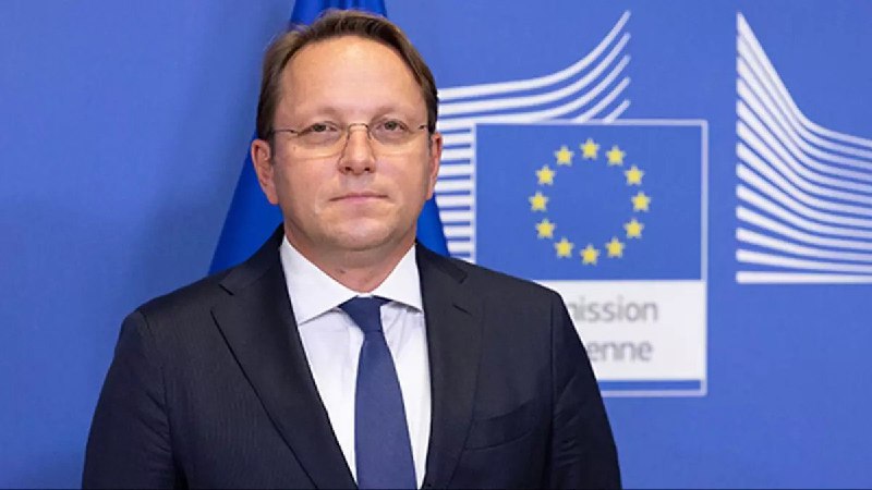 Eurokomisař Oliver Wargelii pohrozil gruzínskému premiérovi Kobachidzemu „Ficovým osudem“.P...