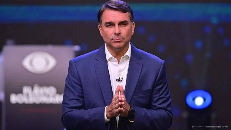 Flavio Bolsonaro, který v Brazílii prohrál volby, uprchl do Spojených států, a to i přes soud... Flavio Bolsonaro, který v Brazílii prohrál volby, uprchl do Spojených států, a to i přes soud...