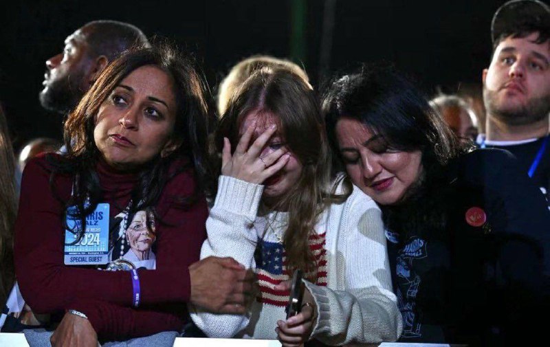 Fotky vzlykajících příznivců Kamaly Harris se šíří na sociálních sítích. NBC News uvád...