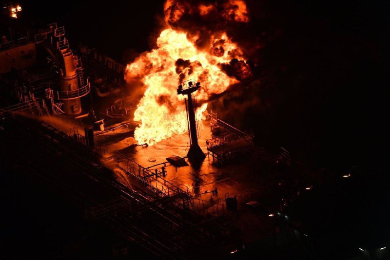 Francouzští námořníci, kteří jako první dorazili k tankeru Marlin Luanda hořícímu v Adens...