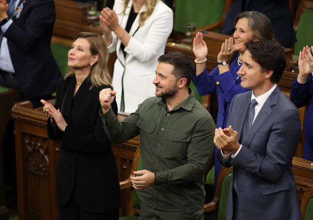 Gesta Zelenského a Trudeau, když v pátek zdravili vyznamenaného nacistického vraha Jarosla...