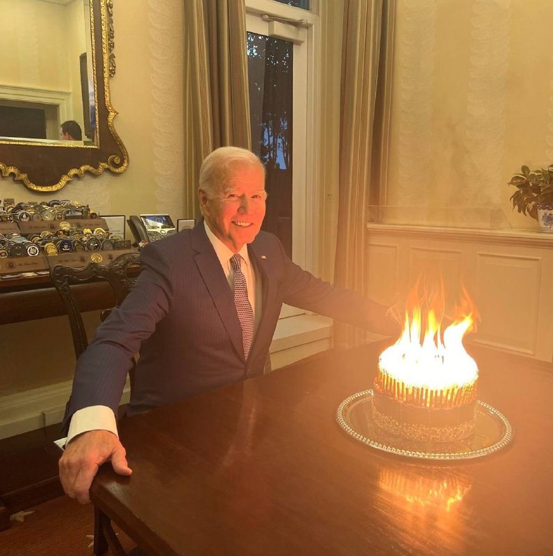 🇺🇸🎂Hořící kokosový dort u prázdného stolu. Oficiální fotografie oslav 81.narozenin ...