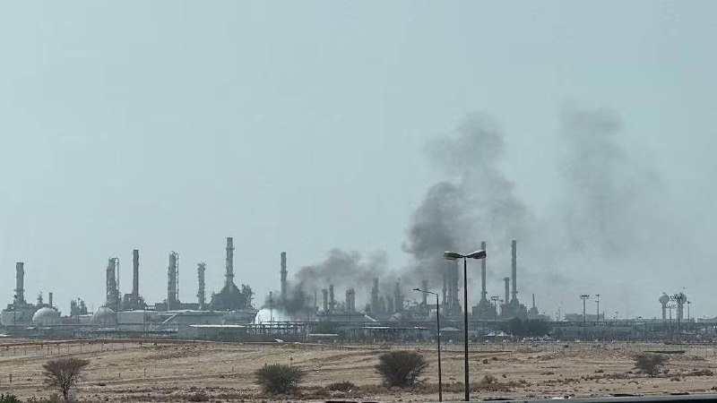 🇾🇪 🇸🇦 Húsíové zaútočili na ropný terminál společnosti Saudi Aramco poblíž Rij?... 🇾🇪 🇸🇦 Húsíové zaútočili na ropný terminál společnosti Saudi Aramco poblíž Rij?...