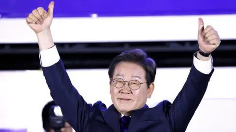 🇰🇷 I Če-mjong byl zvolen prezidentem Jižní Koreje a v předčasných volbách konaných 3. ...