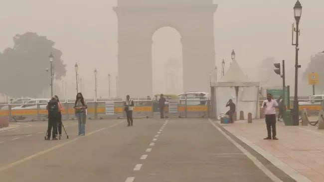 ❗️🇮🇳Indické Dillí pokryla hnědá mlha, úřady nechaly zavřít školy.Druhé největš...