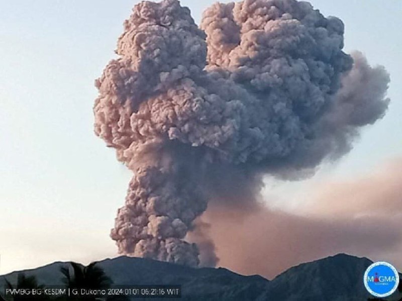 ⚡️🇮🇩Indonésie, sopka DukonoHora Dukono v north Halmahera Regency, North Ma...