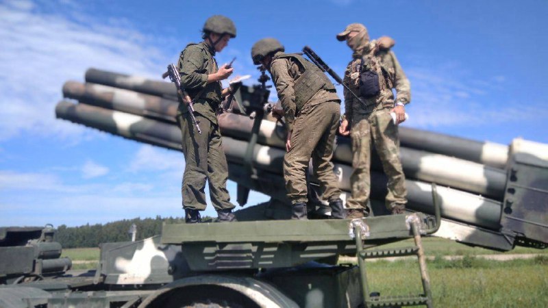 Instruktor PMC "Wagner" a běloruští střelci v procesu učení se pracovat s BM-27 &quo...