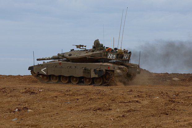 🇱🇧 IS zahajuje palbu na mírové jednotky OSN v LibanonuTank IDF Merkava zahájil palbu na mí...