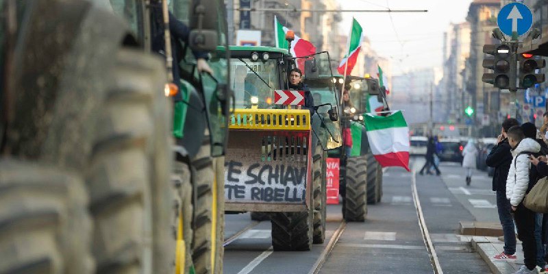 Italští farmáři se připravují na jízdu s traktory do ŘímaProtesty farmářů v Itálii pokr...