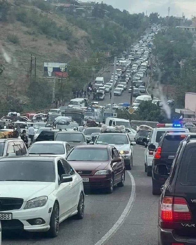 ⚠️Je tu kolona aut dlouhá téměř 100 km. z Náhorního Karabachu do Arménie, zatímco celá ...