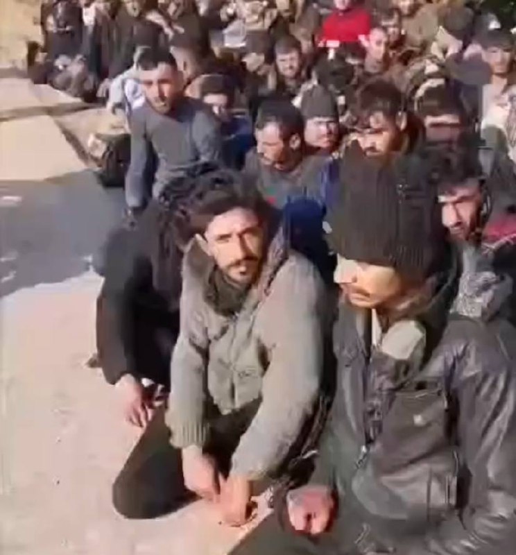❎ Jedna fotografie odhaluje palestinské zajatce ležící tváří dolů v notoricky známé věz...