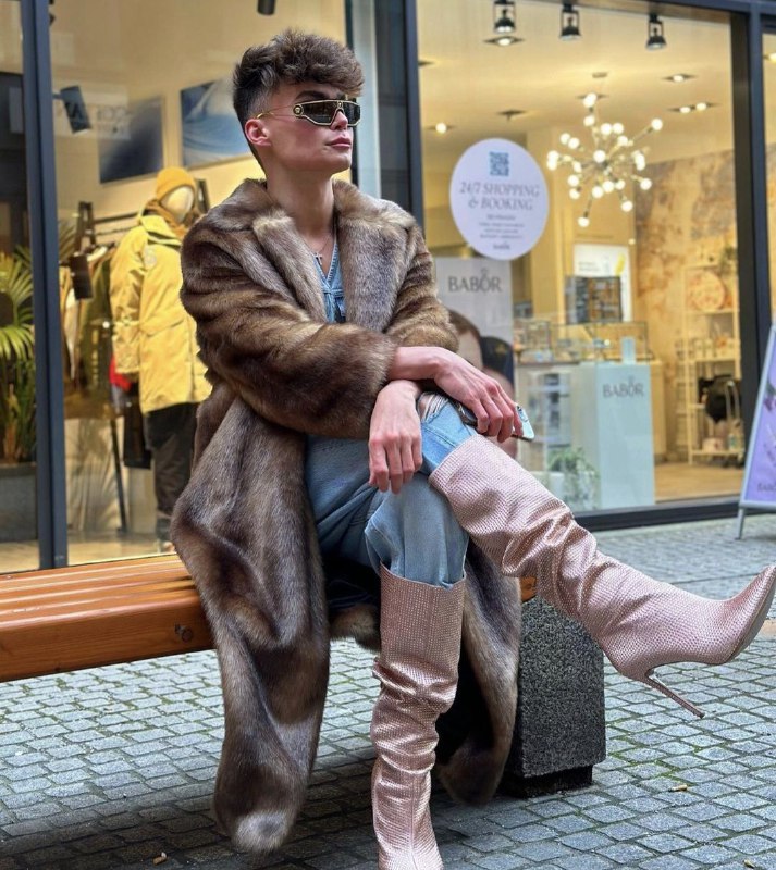 🏳️&zwj;🌈Jmenuji se Vivis a je mi 19let, jsem model z Francie.Zdroj: Instagram