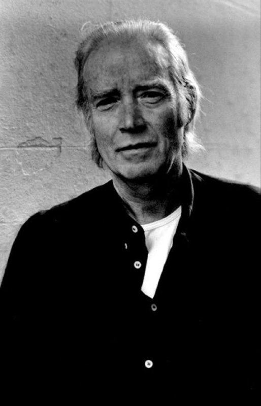 Joe Biden?Ne, britsk&yacute; herec Roger Struan. Existuje teorie, že je to on, kdo hraje roli Bidena