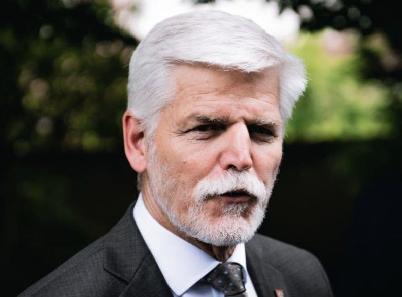 Kapitán RMS Titaniku vs. Prezident České Republiky.ℹ️Jaká to krásná podoba, že?