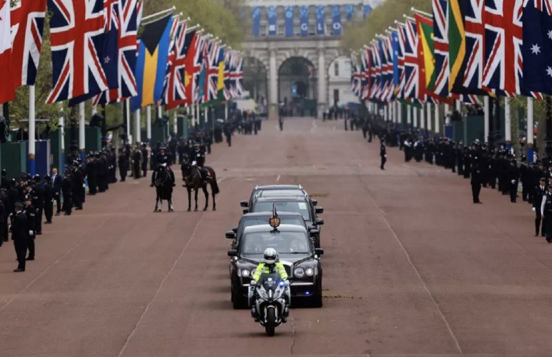🇬🇧Karel III. dorazil do Buckinghamského paláce.Spojené království se v sobotu ponoř...