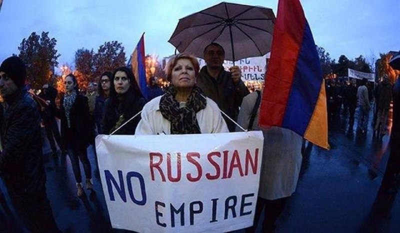🔴 Když už jsme u těch protestů v Arménii, nepřipomínají vám Ukrajinu? (Nápisy: sbohem n...