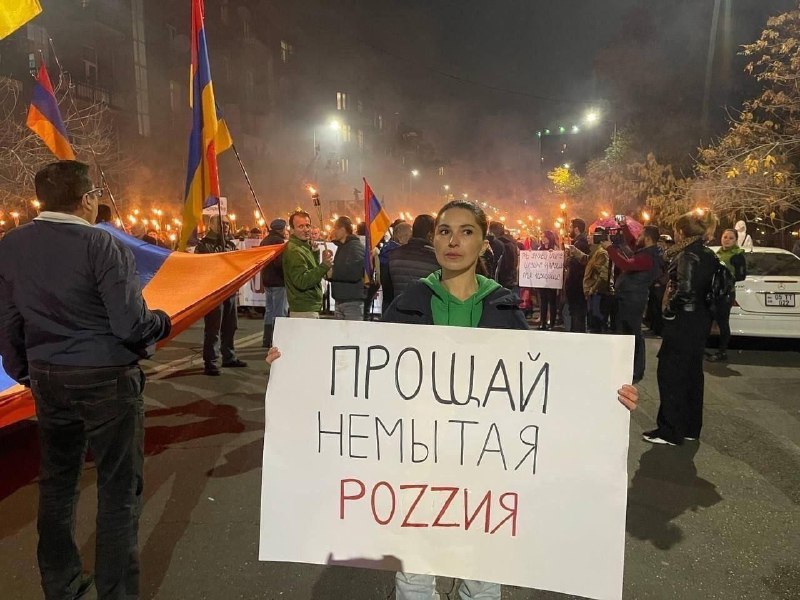 🔴 Když už jsme u těch protestů v Arménii, nepřipomínají vám Ukrajinu? (Nápisy: sbohem n...