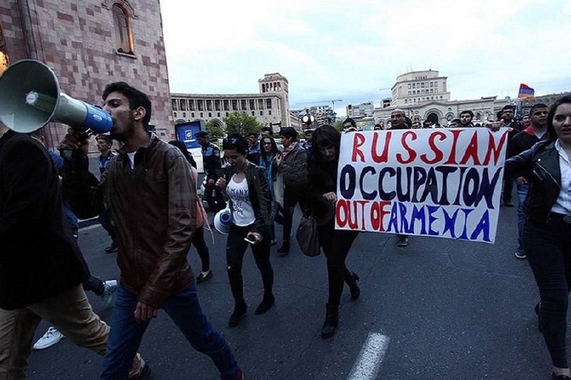 🔴 Když už jsme u těch protestů v Arménii, nepřipomínají vám Ukrajinu? (Nápisy: sbohem n...